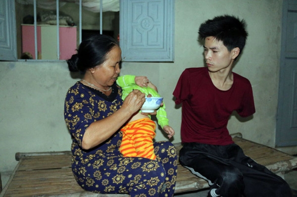  Rơi nước mắt hoàn cảnh chàng trai bị tai nạn mất tay, vợ bỏ đi, một mình chăm con thơ khát sữa - Ảnh 6.