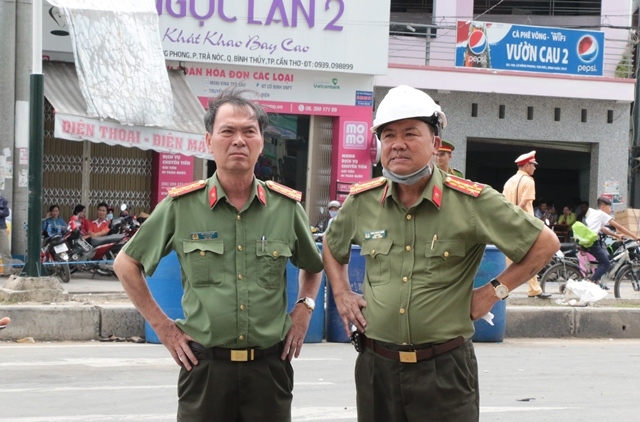  Giám đốc, Phó Giám đốc Công an TP Cần Thơ có mặt tại hiện trường để chỉ đạo công tác khám nghiện hiện trường, điều tra nguyên nhân vụ cháy. 