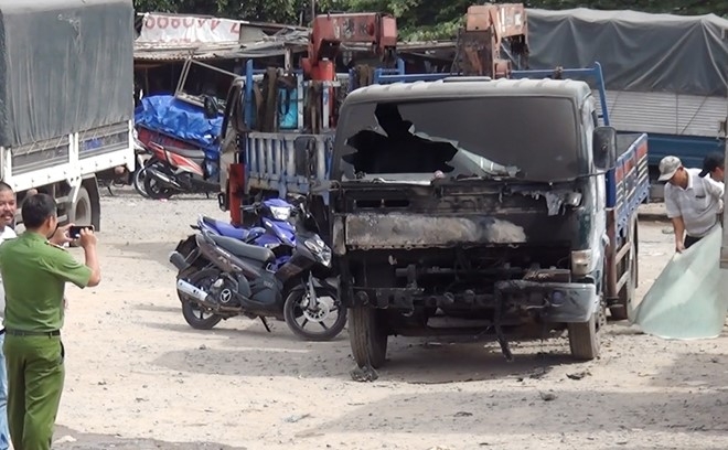Xe tai boc chay ngun ngut, lan sang 3 nha dan o Sai Gon hinh anh 1