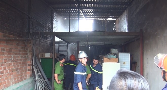 Xe tai boc chay ngun ngut, lan sang 3 nha dan o Sai Gon hinh anh 2