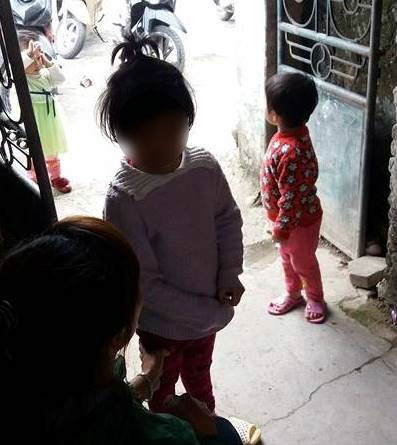 Bé gái 4 tuổi bị bỏ quên trong WC trường học: Giáo viên khẳng định không nhốt trẻ mà do bé đi lạc - Ảnh 2.