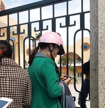 Bé gái 4 tuổi bị bỏ quên trong WC trường học: Giáo viên khẳng định không nhốt trẻ mà do bé đi lạc - Ảnh 3.