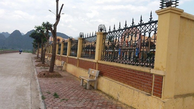 Bé gái 4 tuổi bị bỏ quên trong WC trường học: Giáo viên khẳng định không nhốt trẻ mà do bé đi lạc - Ảnh 5.