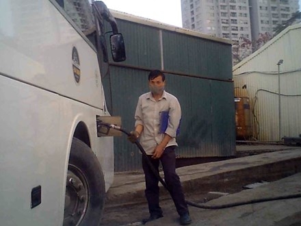 Cận cảnh 2 cây xăng lậu, 'nguỵ trang' kín mít ở Hà thành ảnh 6