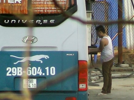 Cận cảnh 2 cây xăng lậu, 'nguỵ trang' kín mít ở Hà thành ảnh 11