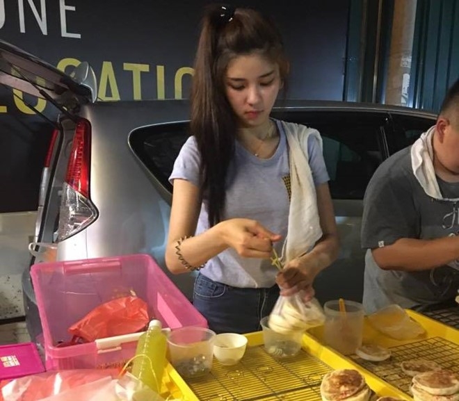 Co gai ban banh bat ngo noi tieng tren mang vi xinh nhu hot girl hinh anh 1