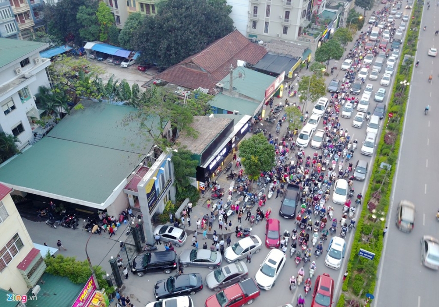 Cu dan chung cu Home City dung oto chan cong, ca tuyen pho un tac hinh anh 1