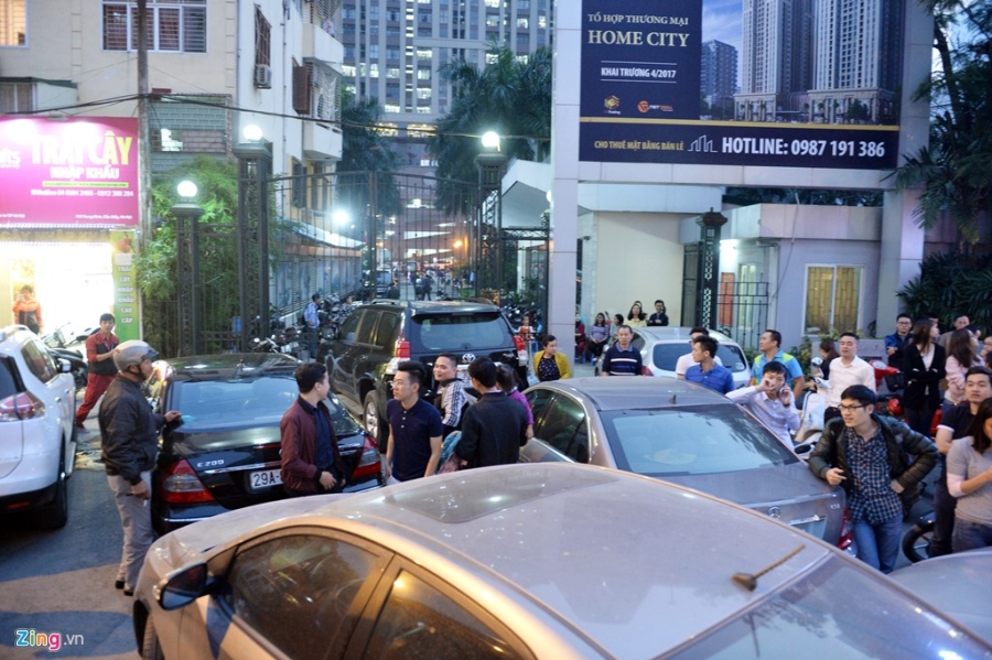 Cu dan chung cu Home City dung oto chan cong, ca tuyen pho un tac hinh anh 2