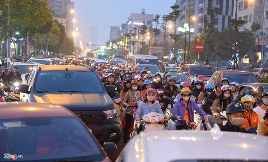 Cu dan chung cu Home City dung oto chan cong, ca tuyen pho un tac hinh anh 3