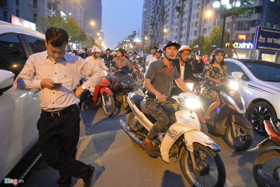 Cu dan chung cu Home City dung oto chan cong, ca tuyen pho un tac hinh anh 4