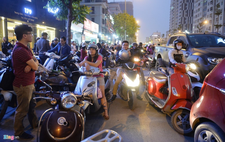 Cu dan chung cu Home City dung oto chan cong, ca tuyen pho un tac hinh anh 5