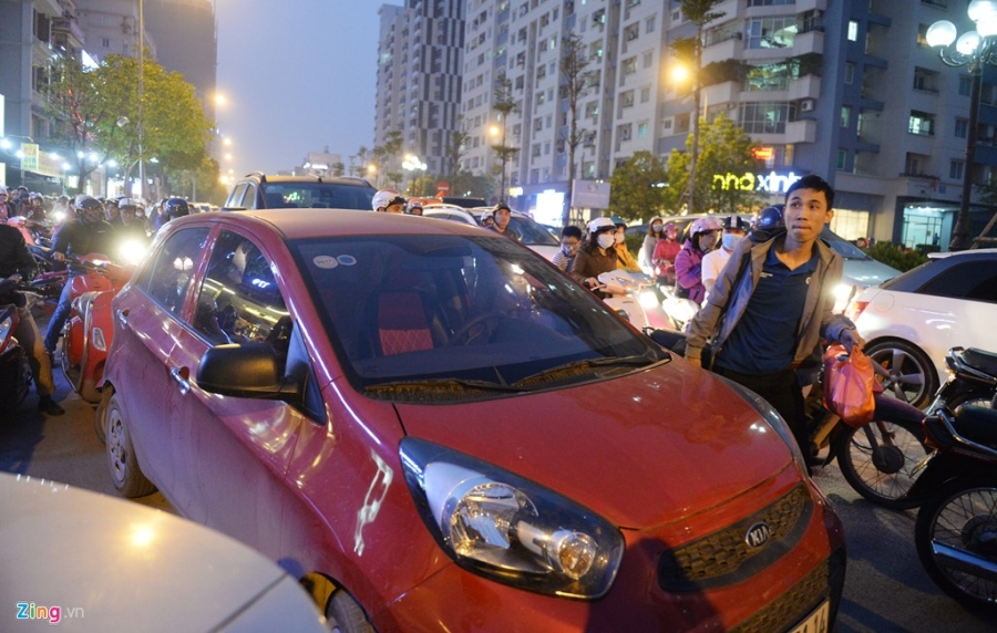 Cu dan chung cu Home City dung oto chan cong, ca tuyen pho un tac hinh anh 6