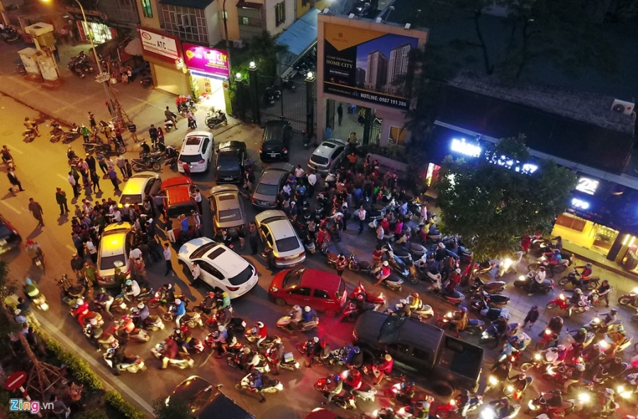 Cu dan chung cu Home City dung oto chan cong, ca tuyen pho un tac hinh anh 8