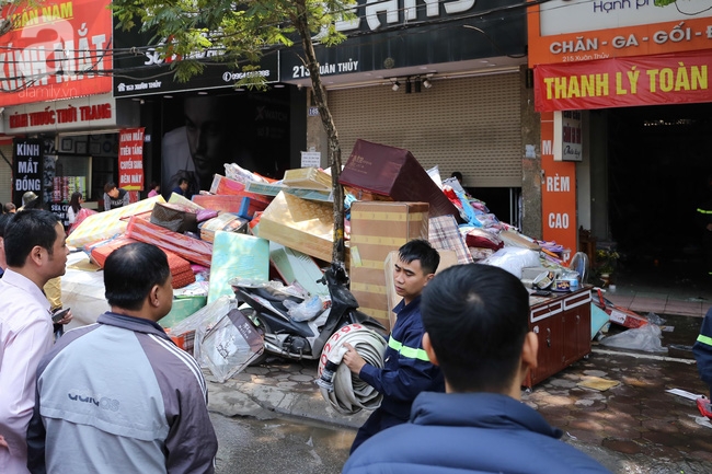 Hà Nội: Cháy cửa hàng chăn ga mặt đường Xuân Thuỷ, Nhiều hộ dân xung quanh hoảng hoạn - Ảnh 2.
