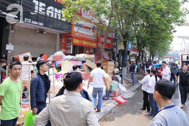 Hà Nội: Cháy cửa hàng chăn ga mặt đường Xuân Thuỷ, Nhiều hộ dân xung quanh hoảng hoạn - Ảnh 3.