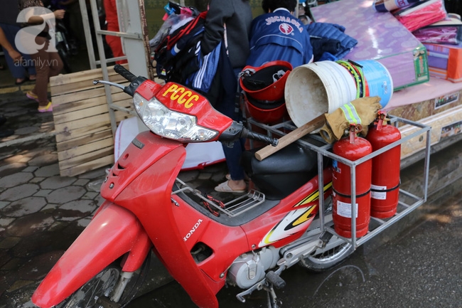 Hà Nội: Cháy cửa hàng chăn ga mặt đường Xuân Thuỷ, Nhiều hộ dân xung quanh hoảng hoạn - Ảnh 4.