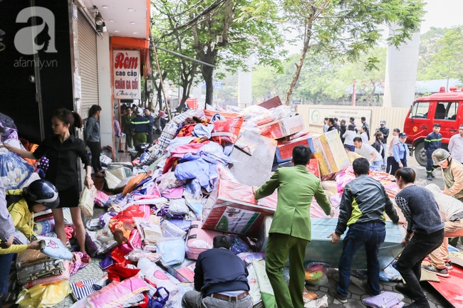 Hà Nội: Cháy cửa hàng chăn ga mặt đường Xuân Thuỷ, Nhiều hộ dân xung quanh hoảng hoạn - Ảnh 5.