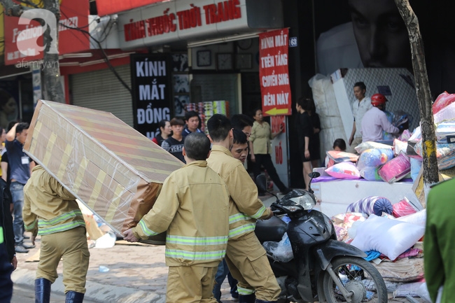 Hà Nội: Cháy cửa hàng chăn ga mặt đường Xuân Thuỷ, Nhiều hộ dân xung quanh hoảng hoạn - Ảnh 6.
