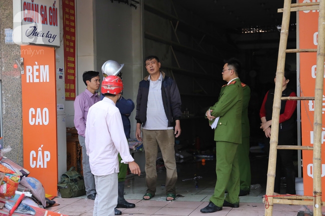 Hà Nội: Cháy cửa hàng chăn ga mặt đường Xuân Thuỷ, Nhiều hộ dân xung quanh hoảng hoạn - Ảnh 7.