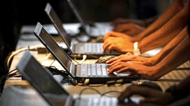 Tuyến cáp quang biển AAG mỗi khi gặp sự cố sẽ khiến internet đi quốc tế bị chậm lại /// Ảnh: AFP