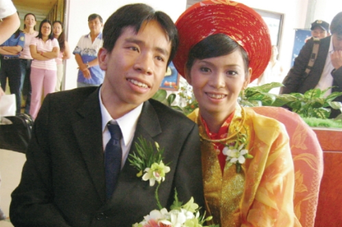 nguoi-em-trong-cap-song-sinh-dinh-lien-viet-duc-tro-thanh-giao-su-tai-nhat-ban