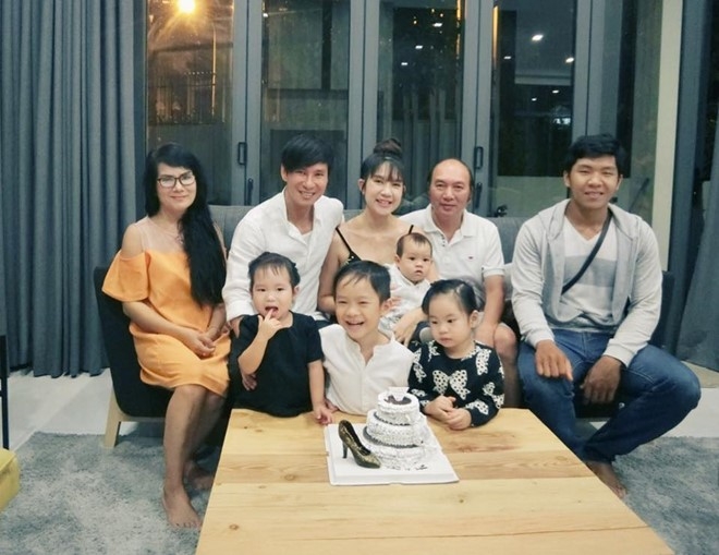 Vo Ly Hai don tuoi 32 ben chong con va ba me hinh anh 1