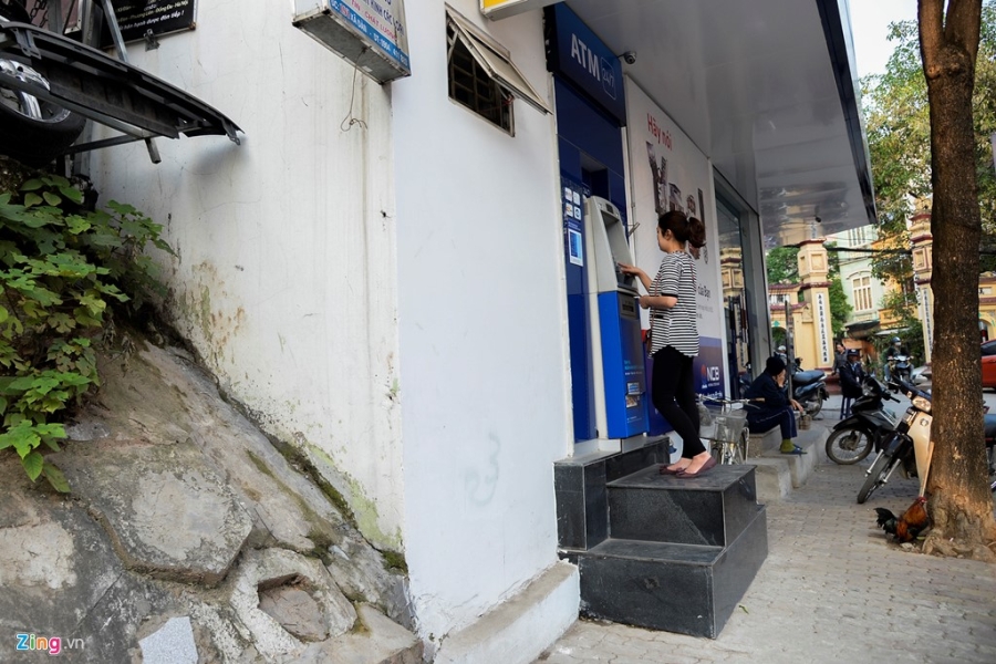 Canh rut tien bi hai o cac ATM bi dap bo bac tam cap hinh anh 9