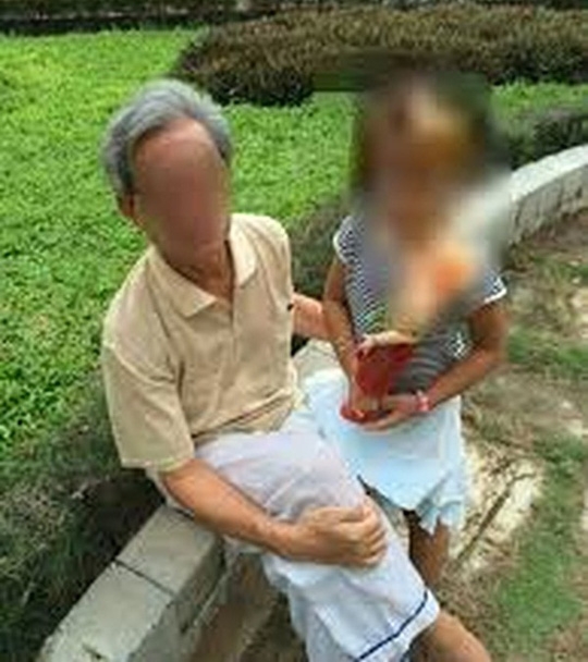  Hình ảnh Nguyễn Khắc Thủy có hành vi dâm ô được một người nước ngoài chụp lại 