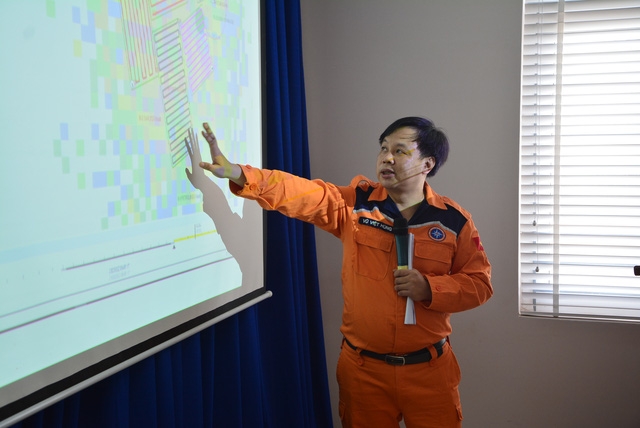 Lực lượng tìm kiếm cứu nạn trao đổi về các phương án và vị trí tìm kiếm