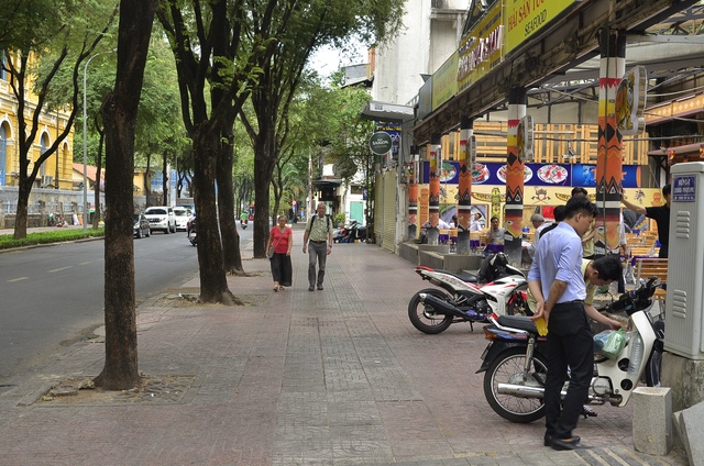  Vỉa hè đường Nguyễn Trung Trực trước đây thường xuyên bị các quán nhậu lấn chiếm nhưng nay đã khác 
