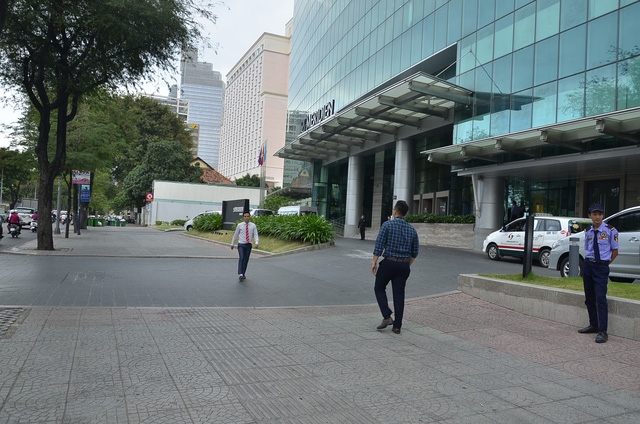  Vỉa hè đường Tôn Đức Thắng trước đây các phương tiện đậu chật kín, chiếm hết lối của người đi bộ. 