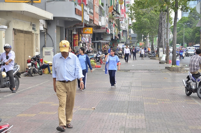 Người dân đi bộ trên vỉa hè đường Nguyễn Thái Học rộng thênh thang