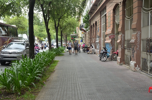 Vỉa hè đường Lý Tự Trọng