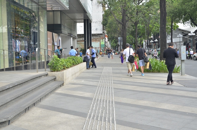 Vỉa hè đường Nam Kỳ Khởi Nghĩa