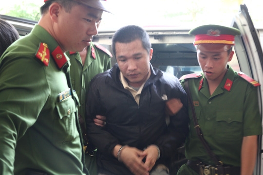  Lực lượng chức năng áp giải bị cáo Kiều Quốc Huy đến phiên tòa xét xử lưu động. 