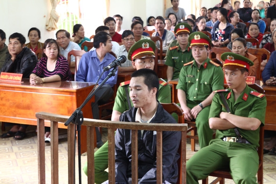  Kiều Quốc Huy trước vành móng ngựa tại phiên tòa. 