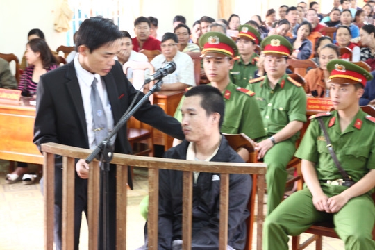  Luật sư bào chữa trao đổi với Kiều Quốc Huy. 