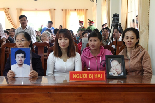  Gia đình bị hại mang di ảnh nạn nhân có mặt tại phiên tòa. 