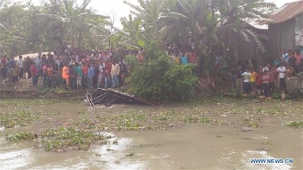 Lật thuyền chở 70 người trên sông ở Bangladesh ảnh 1