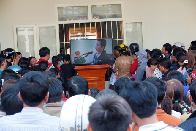 Nguoi dan doi nang xem phien xu hung thu giet 3 nguoi qua tivi hinh anh 2