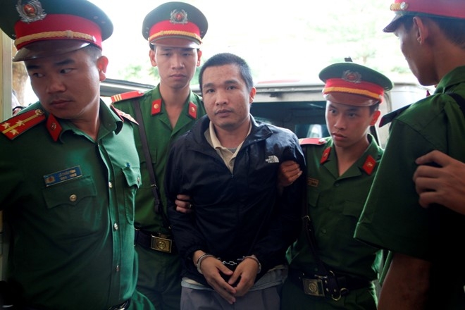 Nguoi dan doi nang xem phien xu hung thu giet 3 nguoi qua tivi hinh anh 4