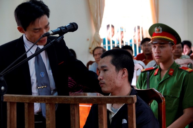 Nguoi dan doi nang xem phien xu hung thu giet 3 nguoi qua tivi hinh anh 5