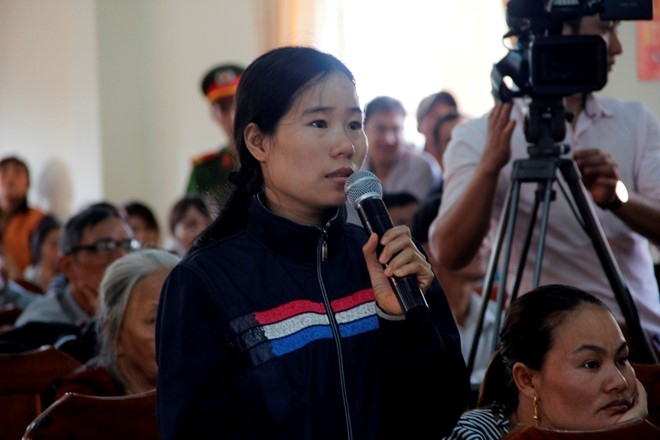 Nguoi dan doi nang xem phien xu hung thu giet 3 nguoi qua tivi hinh anh 7