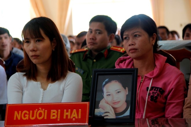 Nguoi dan doi nang xem phien xu hung thu giet 3 nguoi qua tivi hinh anh 8