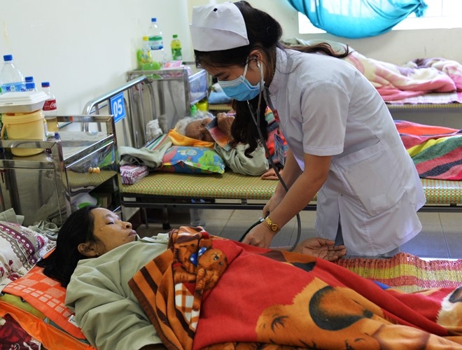Nguoi phu nu mang khoi u 10 kg tren lung hinh anh 1