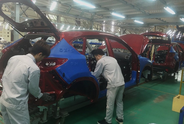  Ngành sản xuất ô tô Việt Nam được dự báo, sẽ đối mặt với nguy cơ không thể cạnh tranh nổi, thậm chí là không tồn tại được, trước sức ép xe nhập khẩu. 