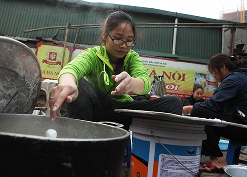 Dân Thủ đô xếp hàng mua bánh trôi, bánh chay ngày Tết Hàn Thực - 4