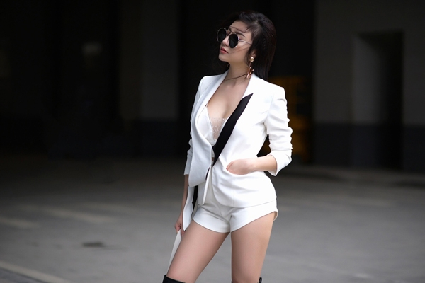 hanh-sino-mix-do-sexy-voi-trang-phuc-trang-den-4