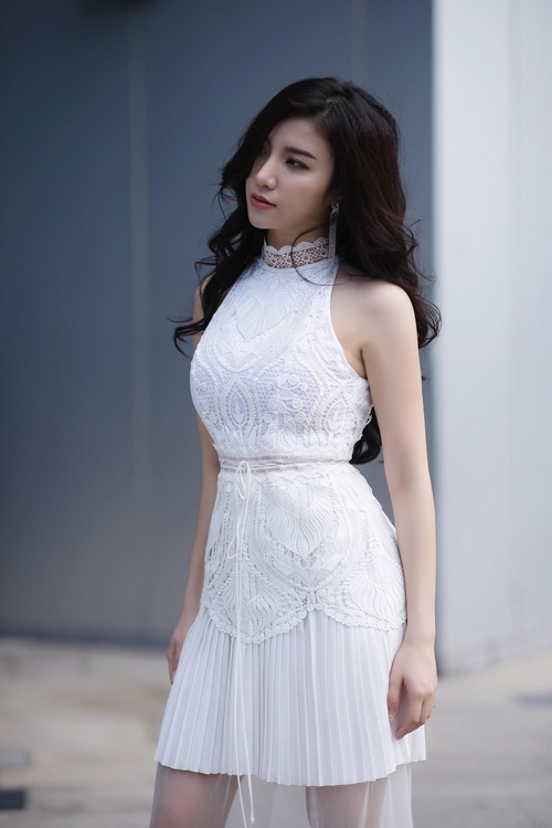 hanh-sino-mix-do-sexy-voi-trang-phuc-trang-den-8