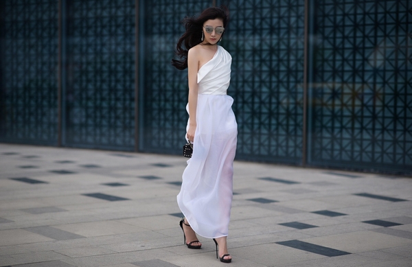 hanh-sino-mix-do-sexy-voi-trang-phuc-trang-den-10